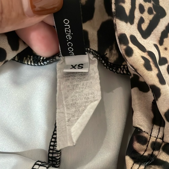 Onzie Leopard Print Biker Shorts leggings - Picture 5 of 10